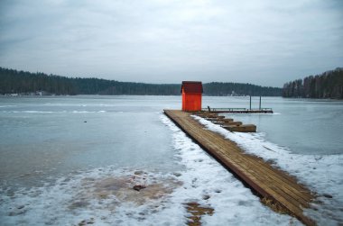 pier üzerine kırmızı ev