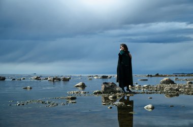 Kız bir kayalık kıyısında