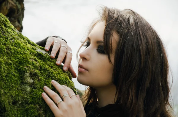 Bruja y viejo árbol, la imagen encarna a la bruja o elfo. Fantasía — Foto de Stock