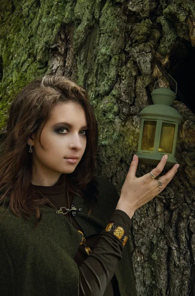 Samhain bruja con una linterna — Foto de Stock