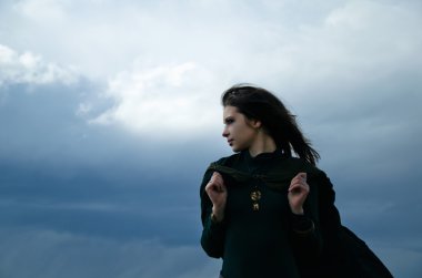 kadın ve gökyüzü