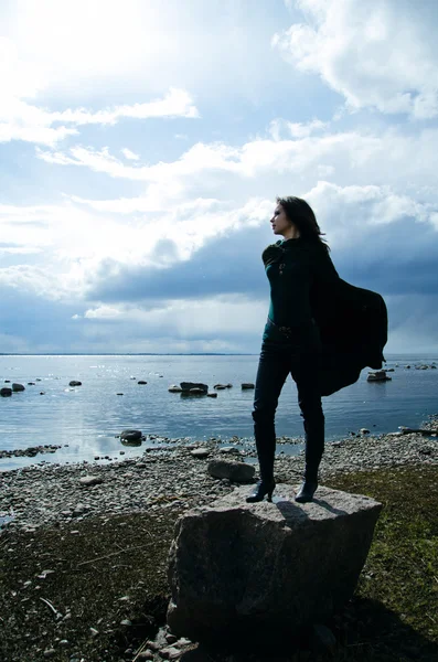 Ragazza su una riva rocciosa — Foto Stock