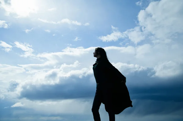Жінка і небо — стокове фото