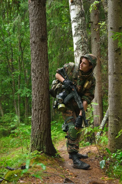 Żołnierz w lesie — Zdjęcie stockowe