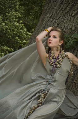 Ormandaki genç kadın