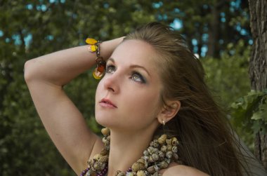 Ormandaki genç kadın