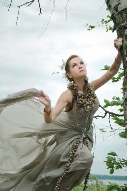 saçında çiçekler rüzgarla kıza