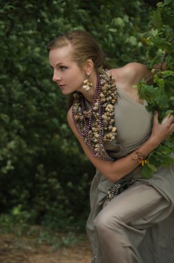 Ormandaki genç kadın