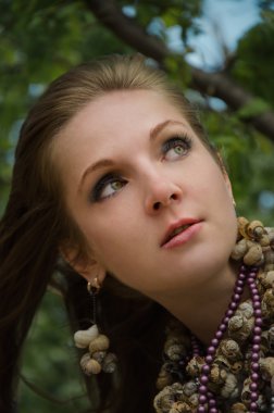 Ormandaki genç kadın