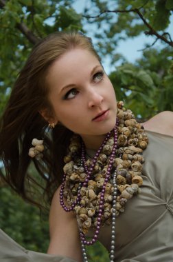 Ormandaki genç kadın