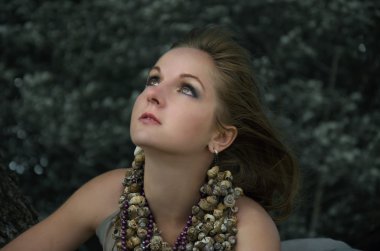 Ormandaki genç kadın