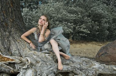 Ormandaki genç kadın