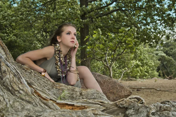 Ormandaki genç kadın