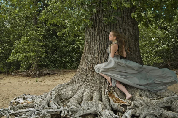 Jovem mulher na floresta — Fotografia de Stock