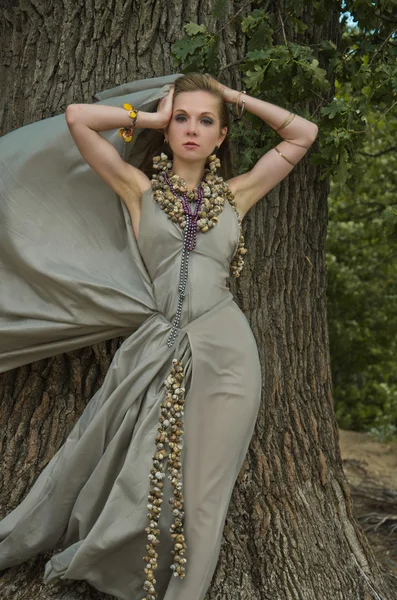 Jeune femme et arbre — Photo