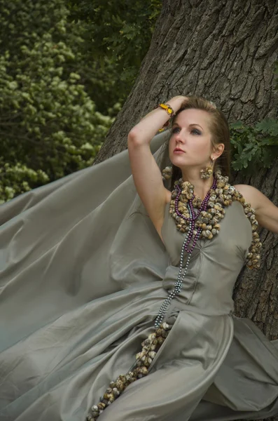 Ormandaki genç kadın