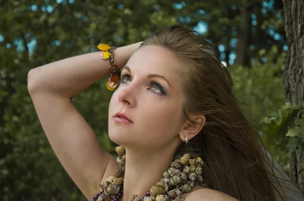 Ormandaki genç kadın