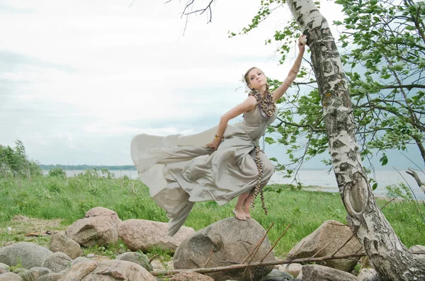 Frau im Wind — Stockfoto