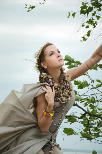 Mädchen mit Blumen im Haar — Stockfoto