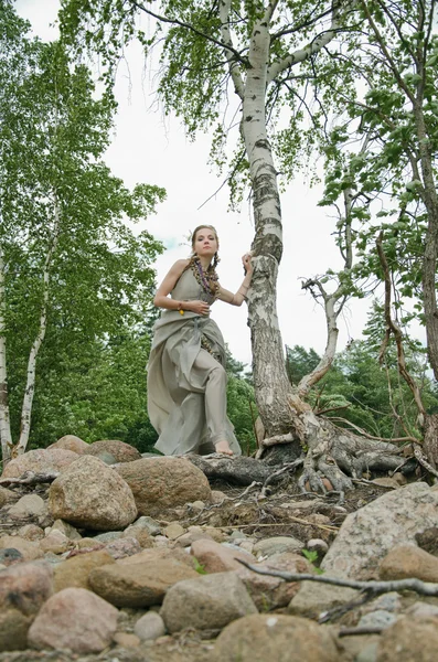 Kız yanında bir ağaç