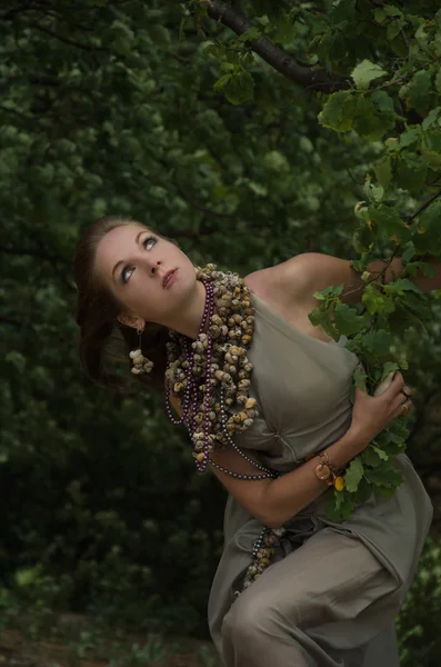 Jeune femme dans la forêt — Photo