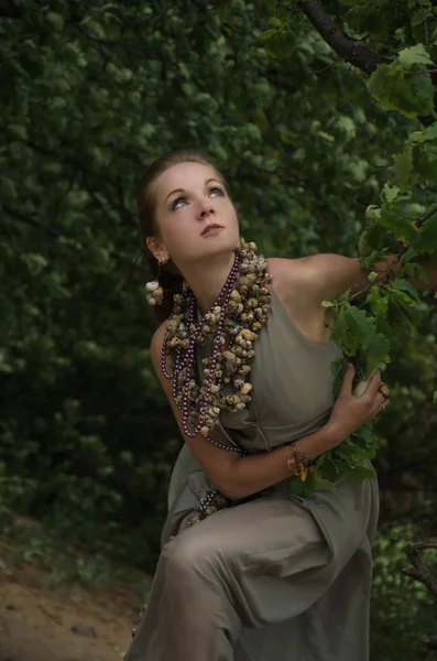 Jeune femme dans la forêt — Photo