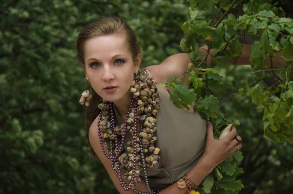 Jeune femme dans la forêt — Photo