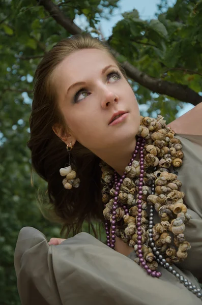 Mujer joven en el bosque — Foto de Stock