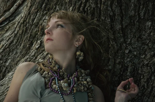 Ormandaki genç kadın