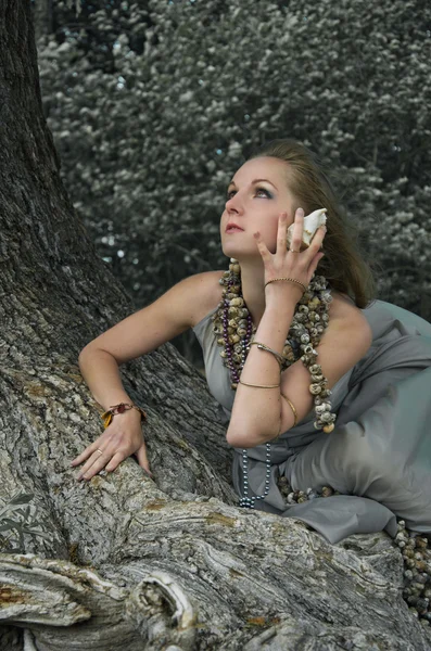 Ormandaki genç kadın