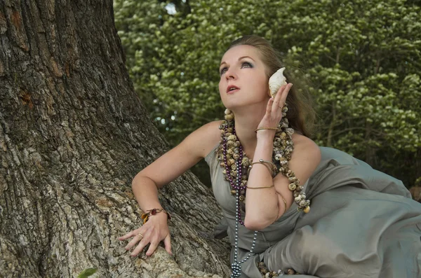 Ormandaki genç kadın