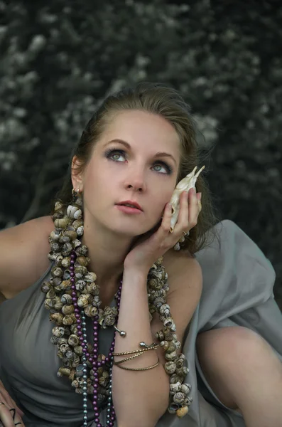 Ormandaki genç kadın