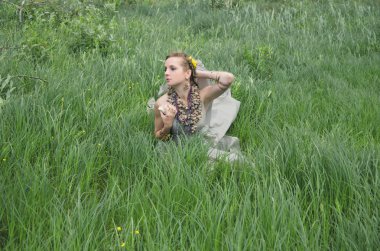 Kız, çim ve Rüzgar