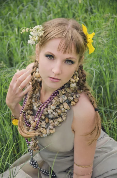 Fille dans l'herbe — Photo