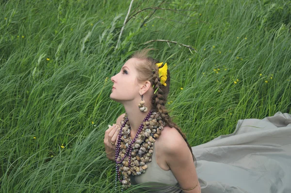 Mädchen, Gras und Wind — Stockfoto