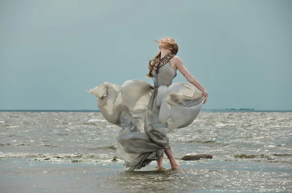 Mädchen auf See — Stockfoto