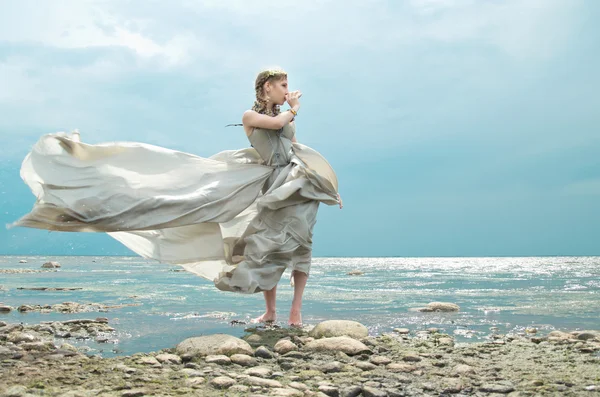 Menina por mar — Fotografia de Stock