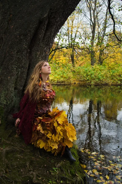 Klänning av löv — Stockfoto