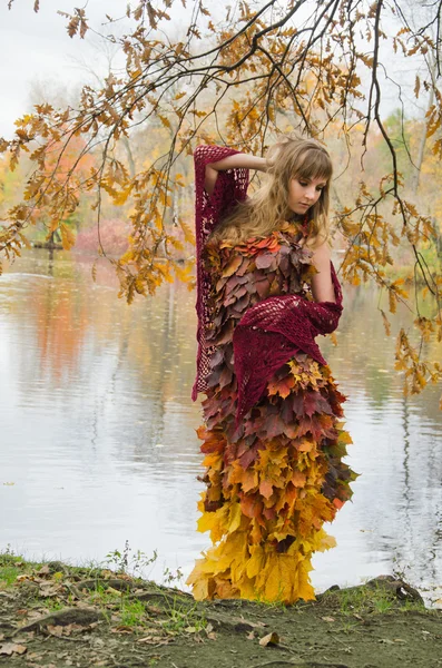 Kleid aus Blättern — Stockfoto