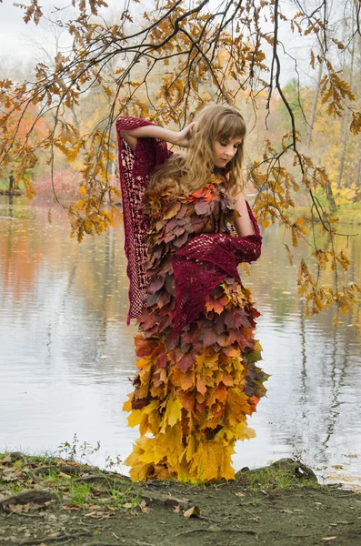 Kleid aus Blättern — Stockfoto
