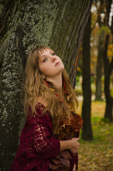 Retrato de otoño de una mujer — Foto de Stock