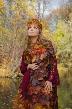 yapraklarından elbise