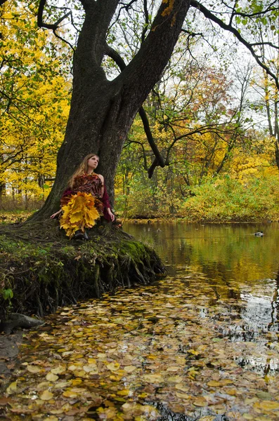 Mujer en el camino de otoño —  Fotos de Stock