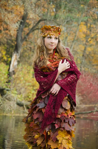 Herbstzauber, Kleid aus Blättern — Stockfoto