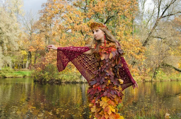 Kleid aus Blättern — Stockfoto