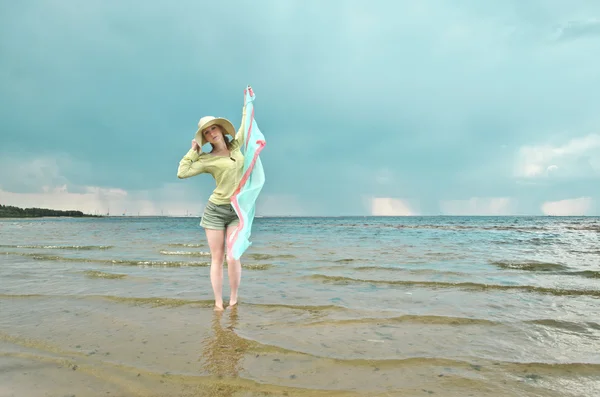 Wanita dan pantai — Stok Foto