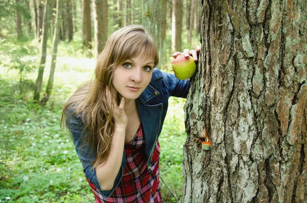 Mulher na floresta — Fotografia de Stock