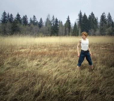 adam bir bataklık üzerinde