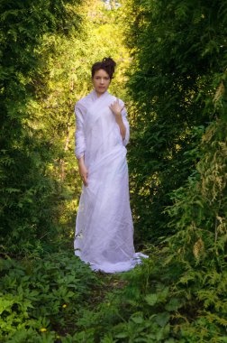 Güzel oryantal kadın bahçede yürür