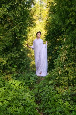 Güzel oryantal kadın bahçede yürür